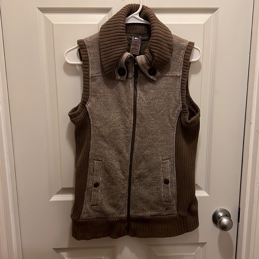 REI brown vest preowned in great condition.